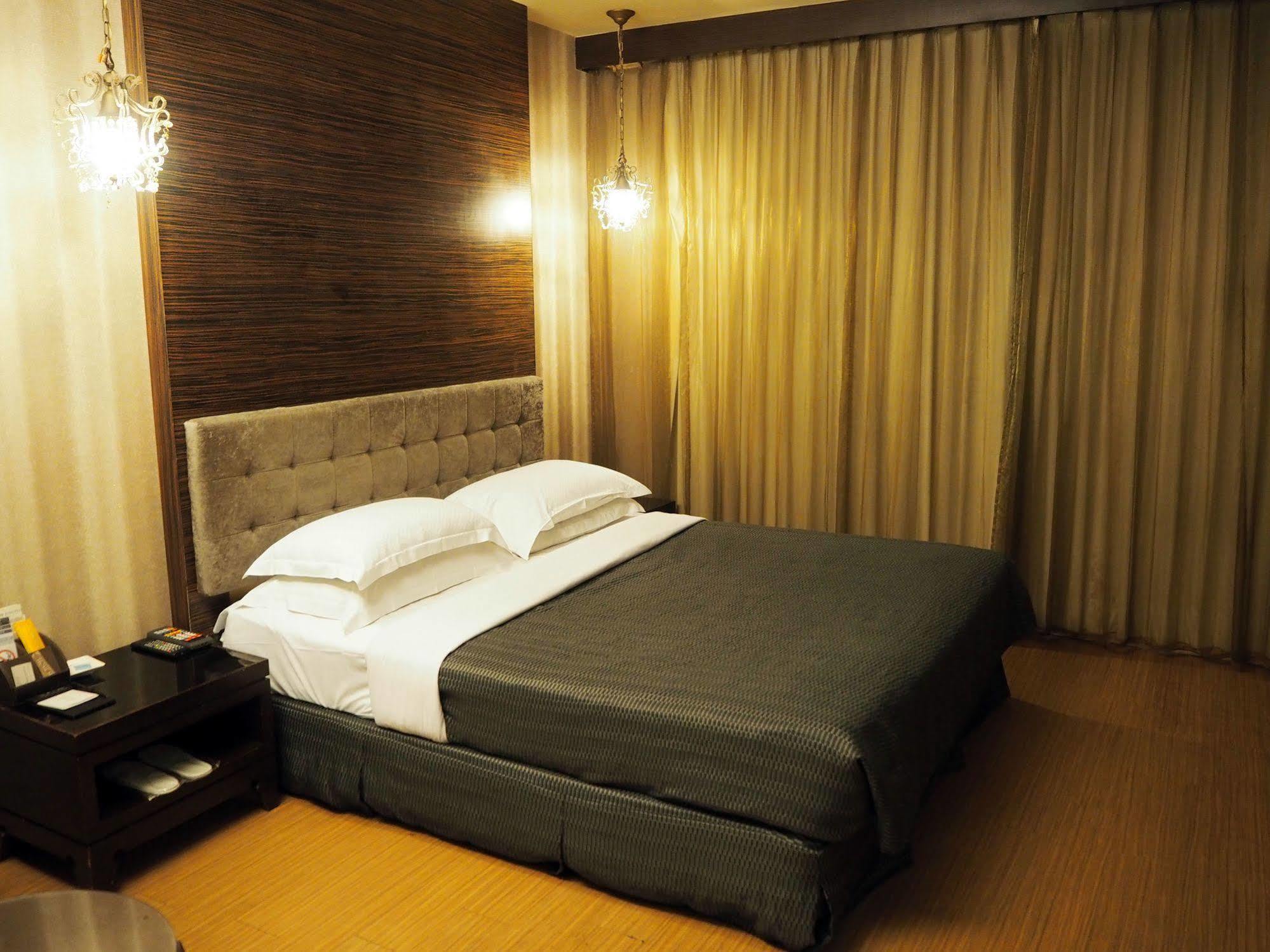 The Riverside Hotel & Motel Гаосюн Экстерьер фото